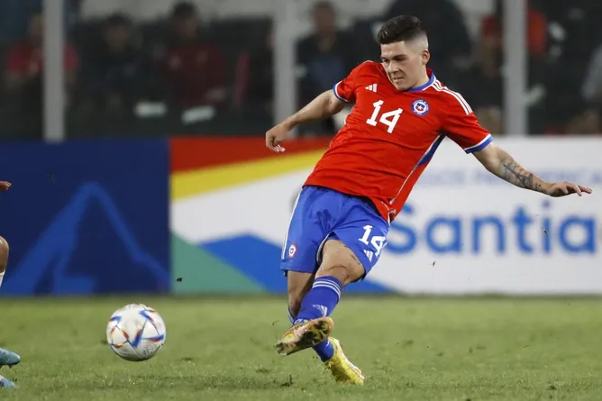 Felipe Méndez en acción por la selección chilena. (Andrés Piña/Photosport).