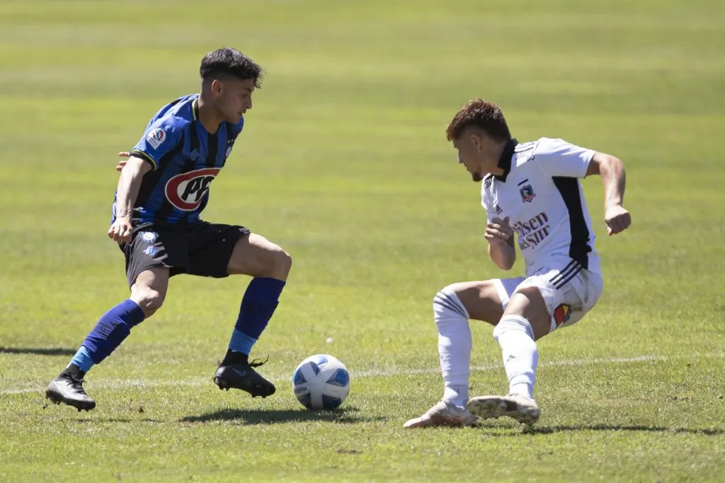 Javier Altamirano ante el Colo Gil en un duelo entre Huachipato y Colo Colo. (Javier Vergara/PHOTOSPORT).