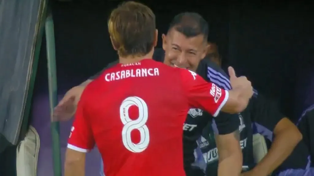 Leonardo Gil se reencontró con sus viejos compañeros en Colo Colo. Foto: Disney+.