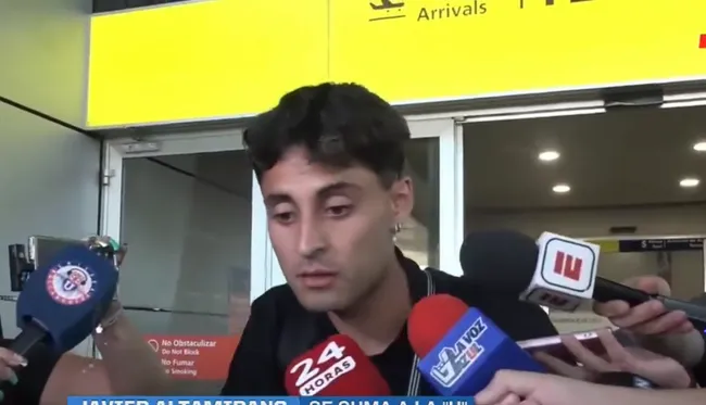 Javier Altamirano en su arribo al aeropuerto para firmar por la U. Foto: ESPN.
