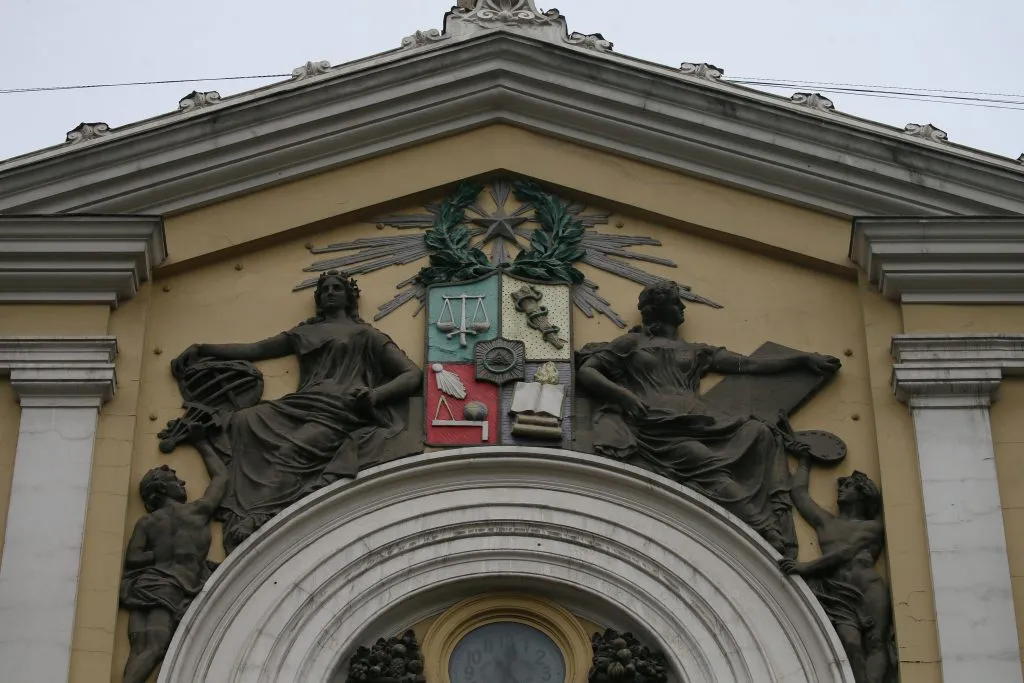 El llamado de Rosa Devés, rectora de la U. de Chile, motivó una propuesta que podría golpear a Azul Azul | Aton Chile