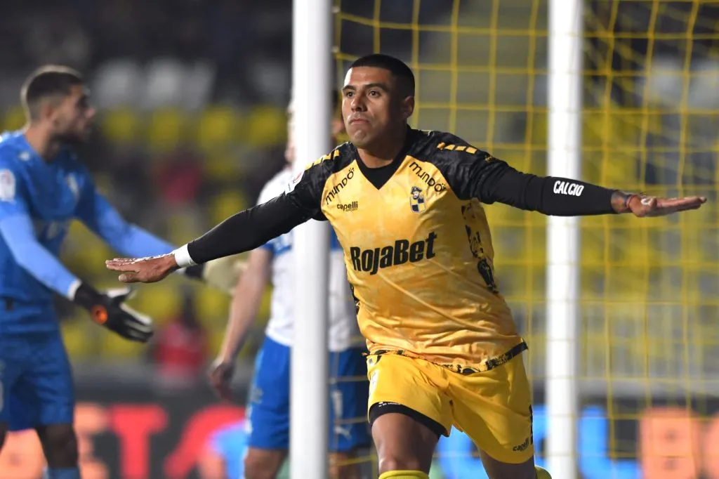 Dylan Glaby le anotó a Universidad Católica. (Alejandro Pizarro Ubilla/Photosport).