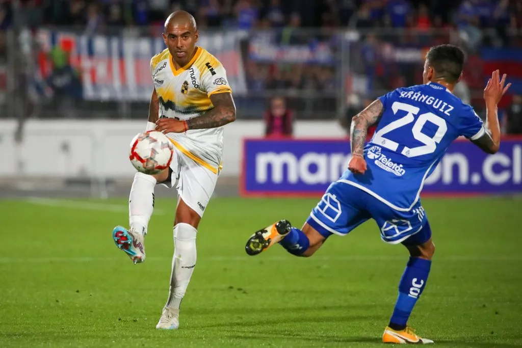 Dylan Glaby en acción ante U de Chile. (Jonnathan Oyarzun/Photosport).
