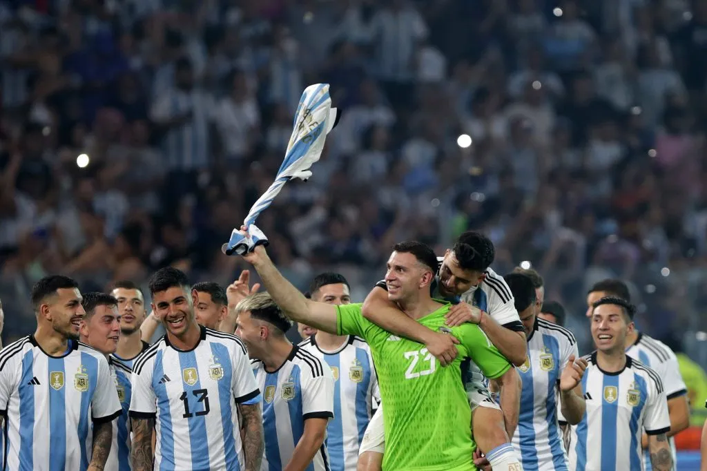 Dibu Martínez fue elogiado por Iker Casillas