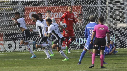 La viral imagen de tres ex jugadores de Colo Colo se dio en un clásico ante la "U".