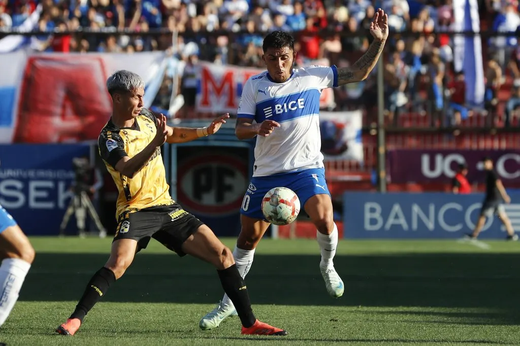 Pinares lucha una pelota contra Alejandro Azócar, quien podría ser su compañero en Coquimbo Unido. (Felipe Zanca/Photosport).
