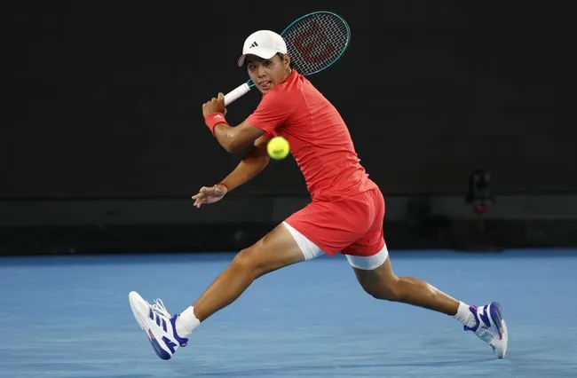 Learner Tien juega un revés en un partido contra Daniil Medvedev (Getty Omages).