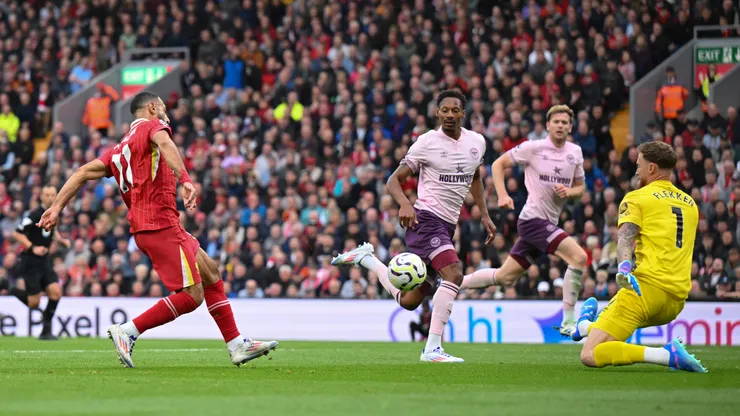 Mohamed Salah rematando ante la salida de Mark Flekken, en la victoria de Liverpool por 2-0 sobre Brentford.