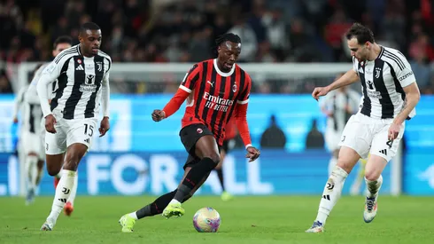 Tammy Abraham conduce el balón ante Federico Gatti y Pierre Kalulu, en el juego de la Supercopa de Italia que Milan le ganó a Juventus.