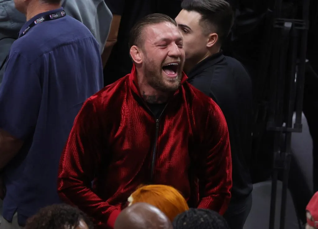 Conor McGregor durante la final de la NBA en 2023 (Getty Images).