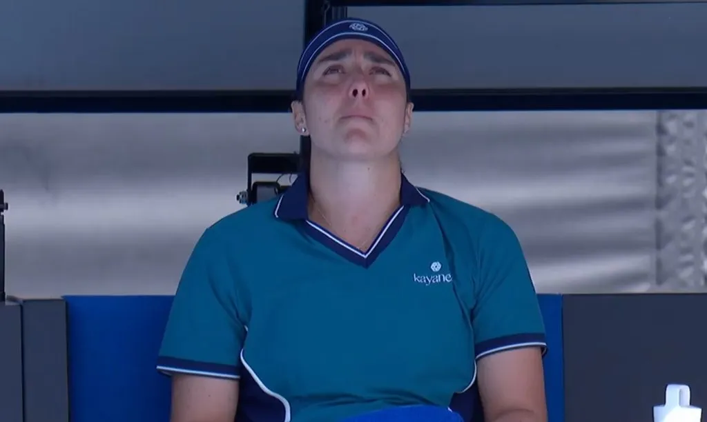 Ons Jabeur llora en medio del partido contra Camila Osorio en el Australian Open 2025 (captura),.
