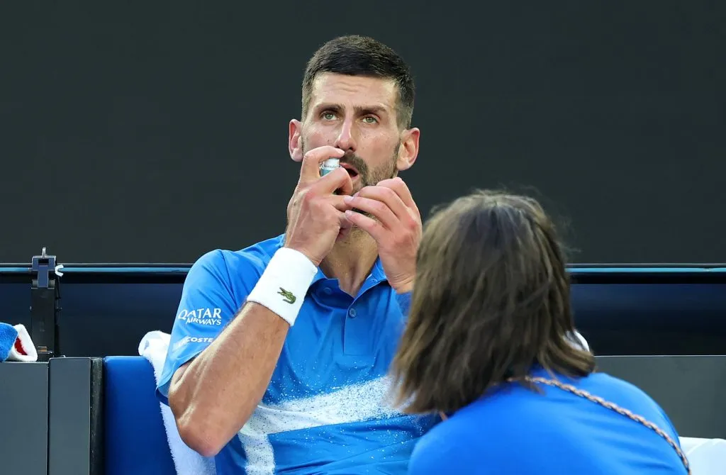 Novak Djokovic recibe atención médica en el Australian Open 2025 (Getty Images).