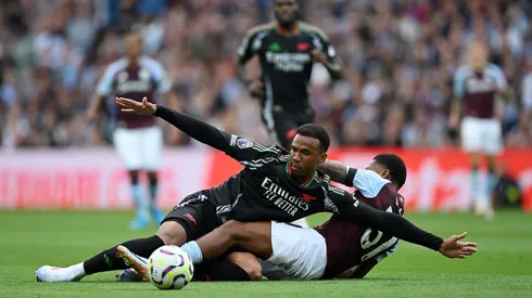 Gabriel Magalhães y Leon Bailey en el último enfrentamiento de Arsenal vs Aston Villa, en la Premier League.