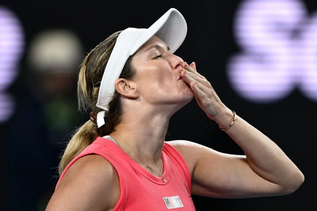 Danielle Collins lanza besos de forma irónica al público del Australian Open (Getty Images).
