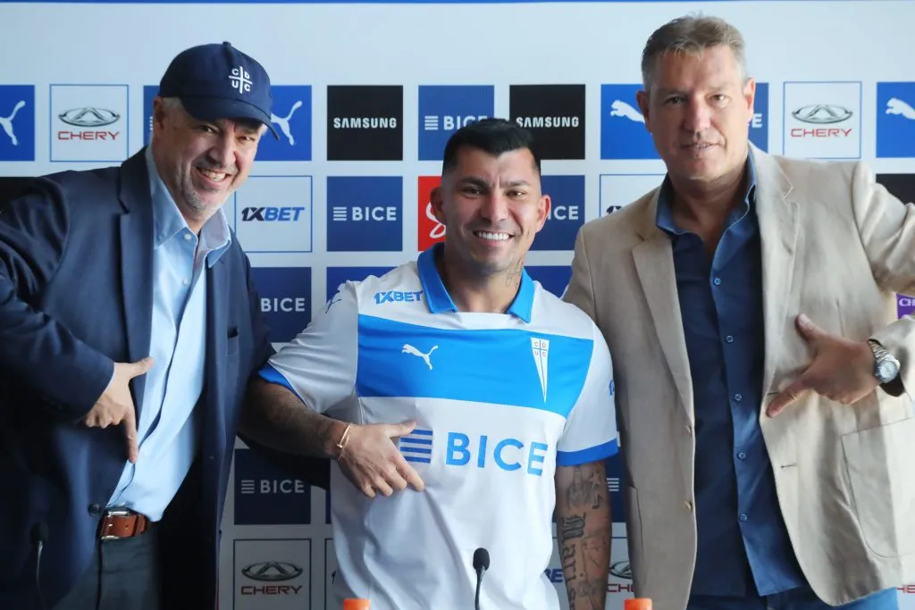 El nuevo refuerzo de Universidad Catolica, Gary Medel, es presentado en el Claro Arena | Photosport