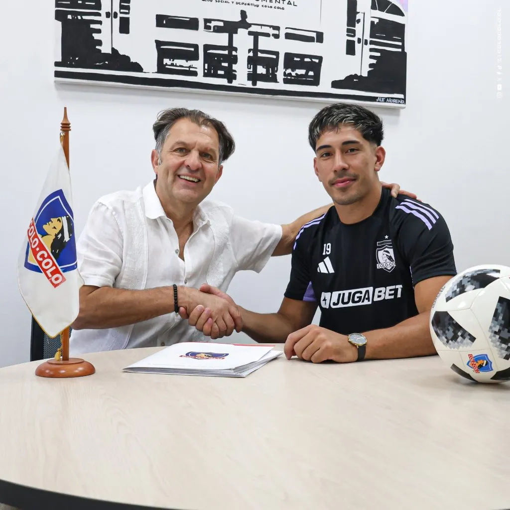 Salomón Rodríguez firmó su contrato y fue presentado como refuerzo de Colo Colo este viernes, donde alabó a Arturo Vidal. Foto: Colo Colo.