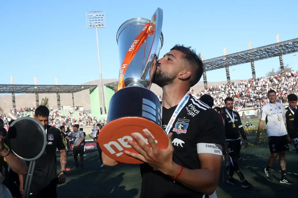 Emiliano Amor levanta la Supercopa 2024, su sexto título con el Cacique. (Foto: Javier Salvo/Photosport)