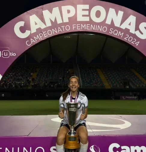 Fernanda Ramírez celbrando con el último título de las albas – Foto: IG (@fenharam)