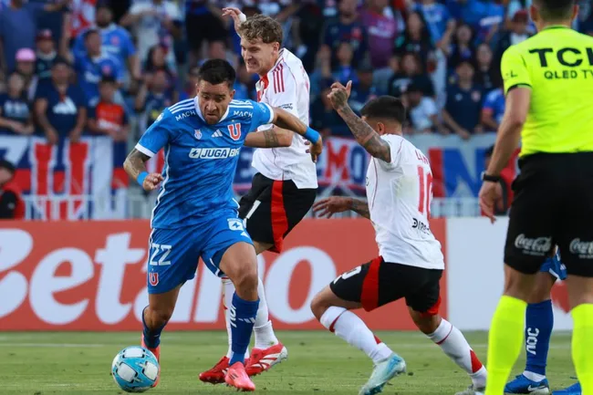 Matías Zaldivia podría ser baja en Universidad de Chile tras lesionarse ante River Plate. | Foto: Photosport.