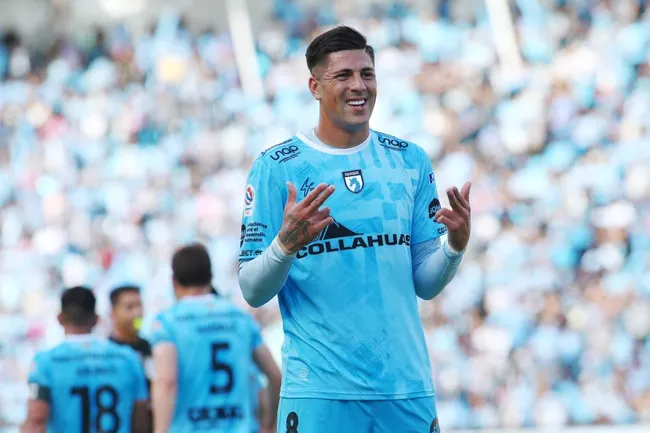 Steffan Pino celebra uno de sus goles con Deportes Iquique. (Alex Diaz/Photosport).