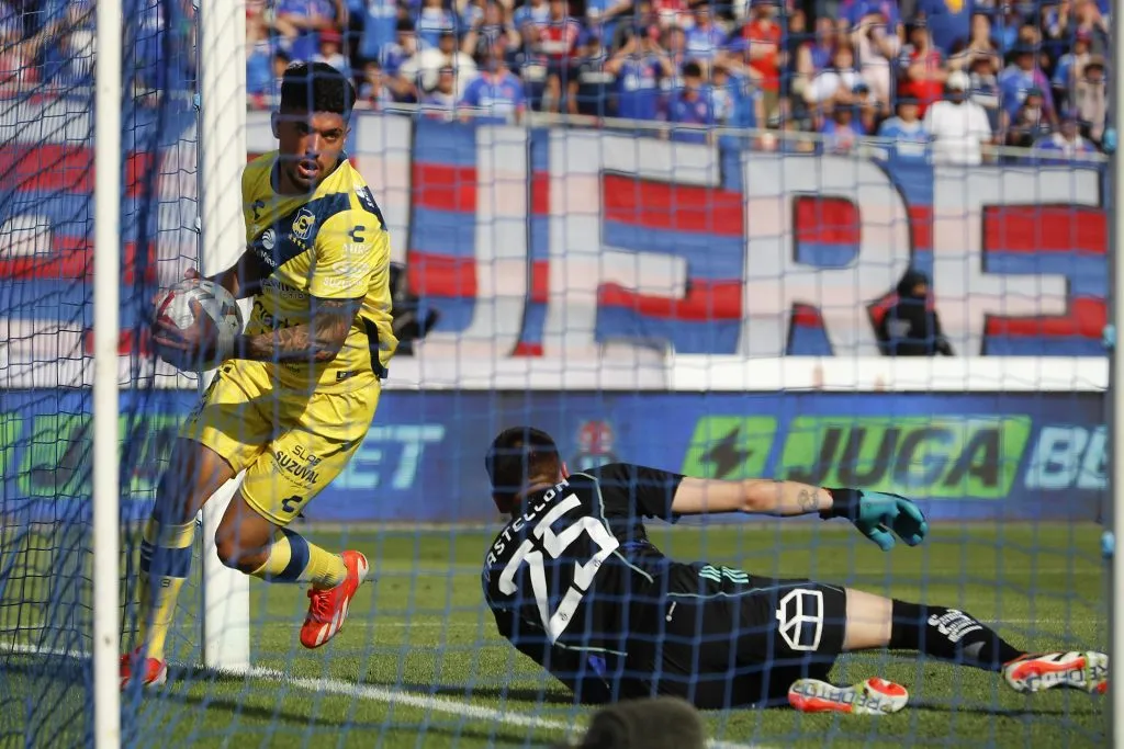 Federico Martínez celebra el gol que dejó sin título al Romántico Viajero. (Felipe Zanca/Photosport).