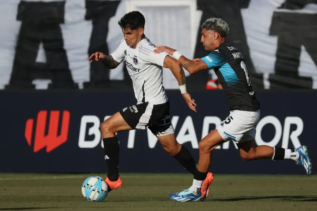 Martirena presiona a Wiemberg en el Monumental. (Dragomir Yankovic/Photosport).