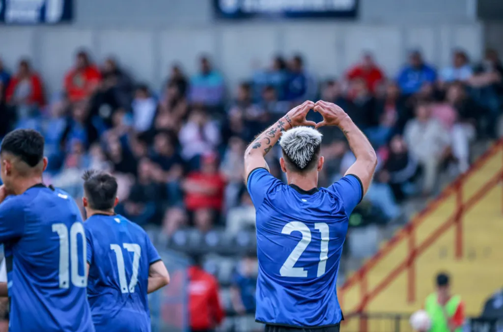 Claudio Torres festeja uno de los tantos ante Naval. (Foto: Huachipato FC).