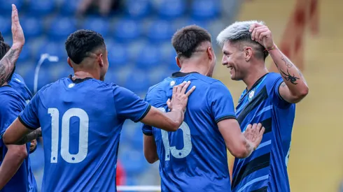 Claudio Torres (el platinado) marcó dos goles para Huachipato.