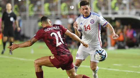 Víctor Felipe Méndez en acción por la Roja ante Venezuela.