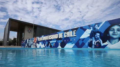 La noche de este domingo, la Garra Blanca llegó a vandalizar el CDA de la U con amenazas.