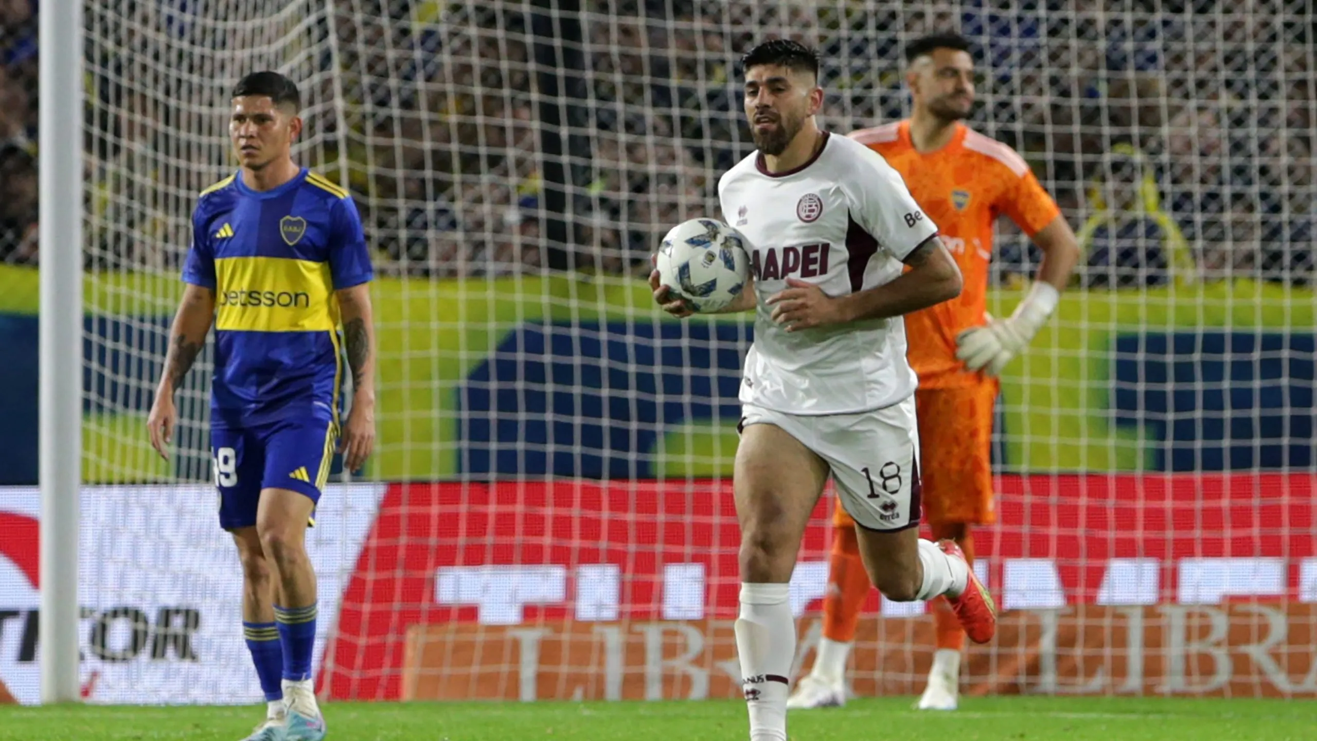 Leandro Díaz no viaja a Chile y finalmente, permanecerá en Lanús. (Foto: Daniel Jayo/Getty Images)