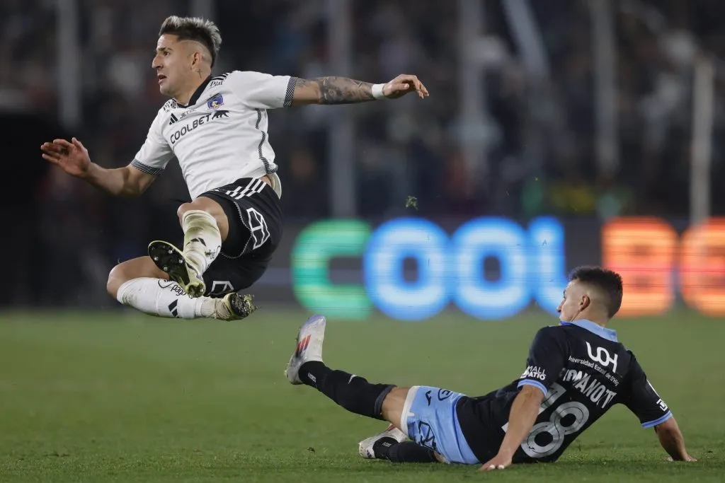 Buonanotte lucha con Guillermo Paiva en un duelo entre O’Higgins y Colo Colo. (Felipe Zanca/Photosport).