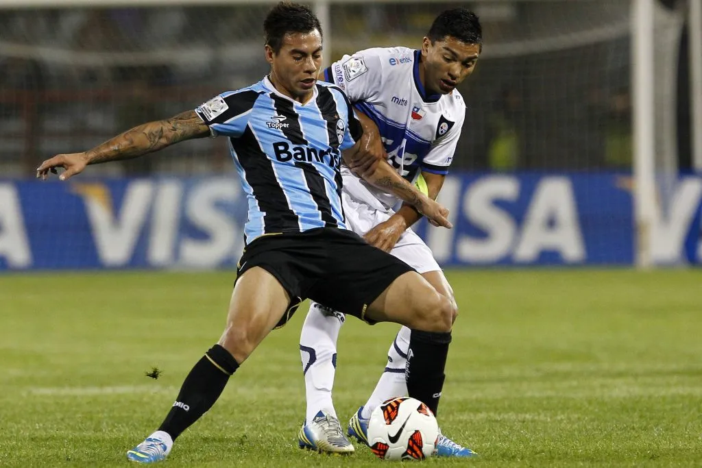 Eduardo Vargas con Gremio ante Huachipato. Aguanta la marca de Lorenzo Reyes. (Photosport).