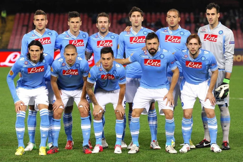 Bruno Uvini está arriba de Edinson Cavani. Y Eduardo Vargas al lado derecho de Gokhan Inler. (Foto: Imago).