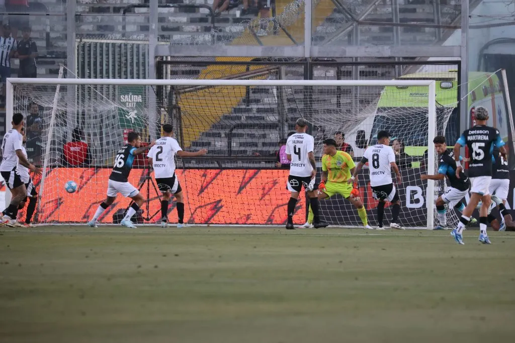Colo Colo mostró una debilidad en defensa preocupante ante Racing de Avellaneda. | Foto: Photosport.