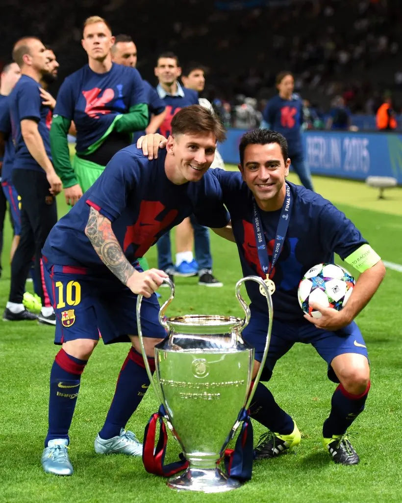 Xavi junto a Lionel Messi celebran una Champions League en Barcelona