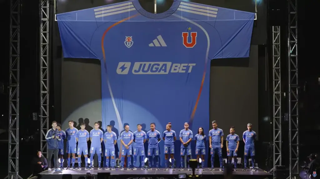 La U presentó su camiseta para el 2025 con todos sus refuerzos hasta ahora. Foto: YouTube.