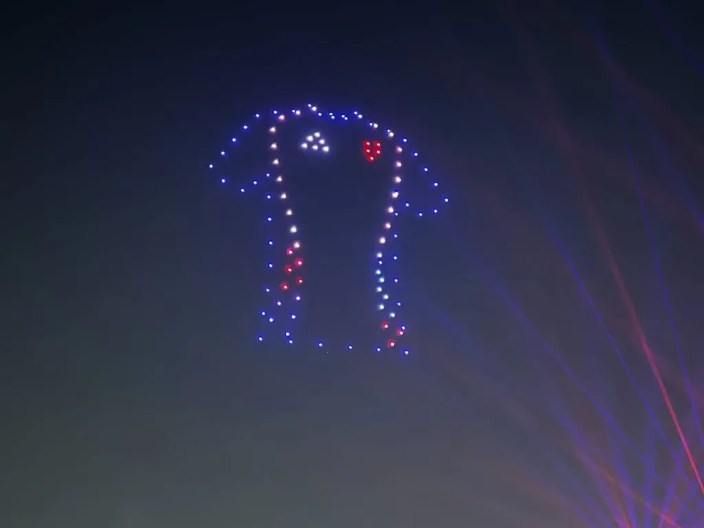 La camiseta también fue conformada por drones en el cielo. Foto: Redgol.
