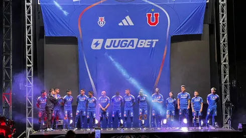 La U presentó la camiseta 2025 con un chascarro.