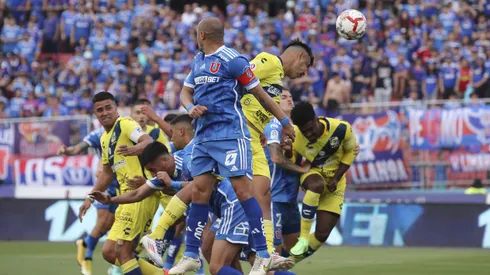 Futbol, Universidad de Chile vs Everton. Fecha 30, campeonato Nacional 2024. El jugador de Everton Rodrigo Contreras derecha, disputa el balon con Marcelo Diaz de Universidad de Chile durante el partido de primera division realizado en el estadio Nacional. Santiago Chile. 10/11/2024 Pepe Alvujar/Photosport Football, Universidad de Chile vs Everton. 30th round, 2024 National Championship. E’vertons player Rodrigo Contreras, right, vies for the ball against Marcelo Diaz of Universidad de Chile during a first division match at the Nacional stadium, Santiago Chile. 10/11/2024 Pepe Alvujar/Photosport