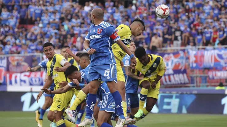 Futbol, Universidad de Chile vs Everton. Fecha 30, campeonato Nacional 2024. El jugador de Everton Rodrigo Contreras derecha, disputa el balon con Marcelo Diaz de Universidad de Chile durante el partido de primera division realizado en el estadio Nacional. Santiago Chile. 10/11/2024 Pepe Alvujar/Photosport Football, Universidad de Chile vs Everton. 30th round, 2024 National Championship. E’vertons player Rodrigo Contreras, right, vies for the ball against Marcelo Diaz of Universidad de Chile during a first division match at the Nacional stadium, Santiago Chile. 10/11/2024 Pepe Alvujar/Photosport