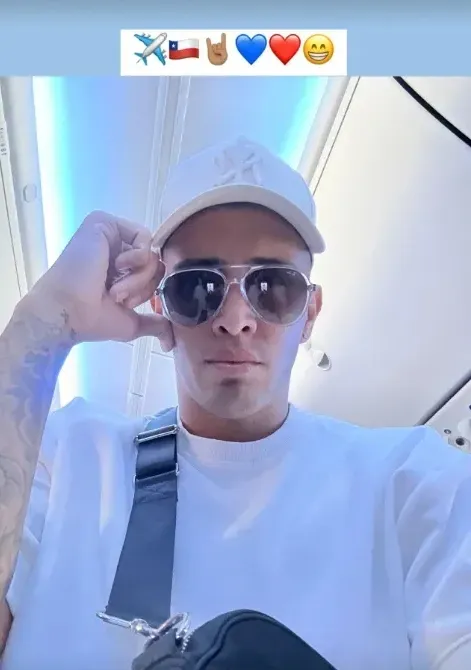 Rodrigo Contreras publicó esta foto cuando venía en viaje a firmar por la U.