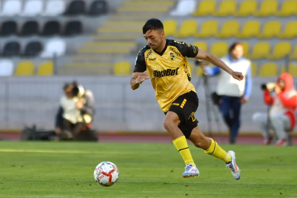 Sebastián Cabrera es seguido por U. de Chile. Imagen: Photosport.