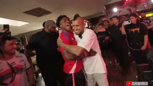 Arturo Vidal y Speed jugaron "hoyito patada".
