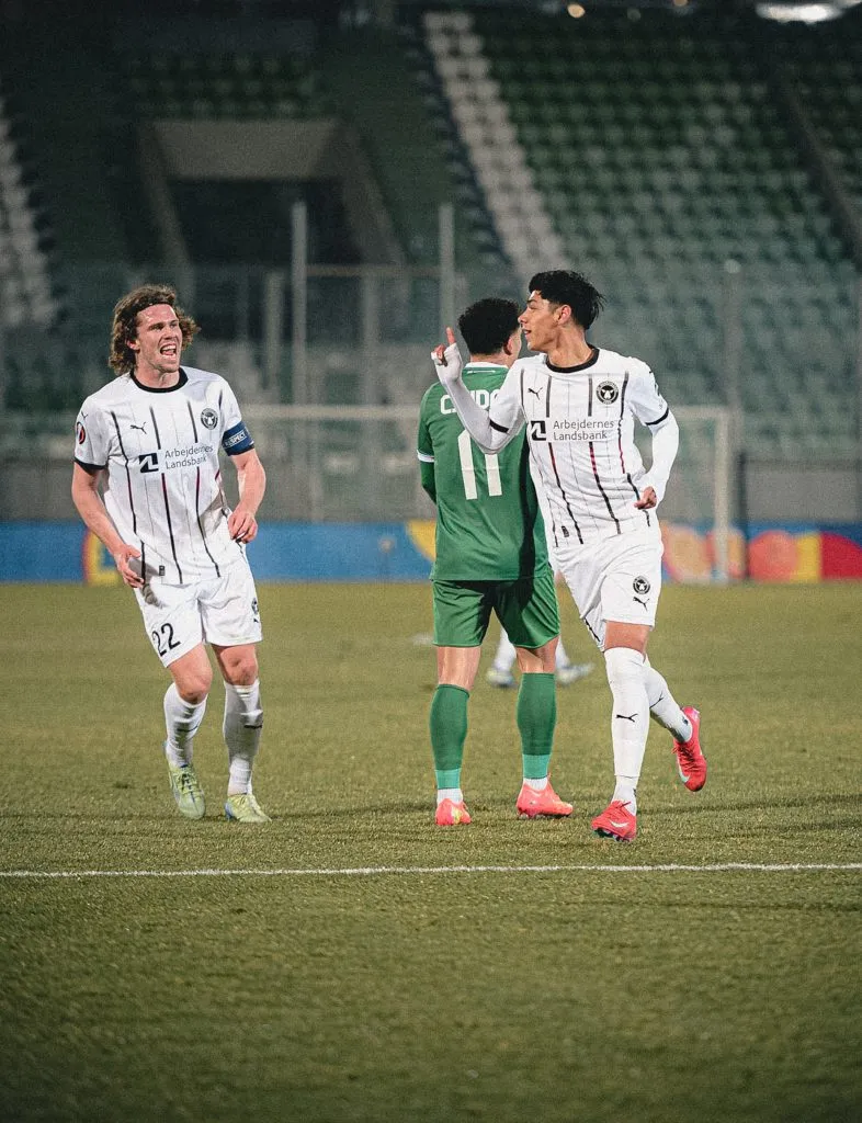 Darío Osorio abrió la cuenta para Midtjylland con un tremendo golazo y celebra en la Europa League. Foto: Midtjylland.
