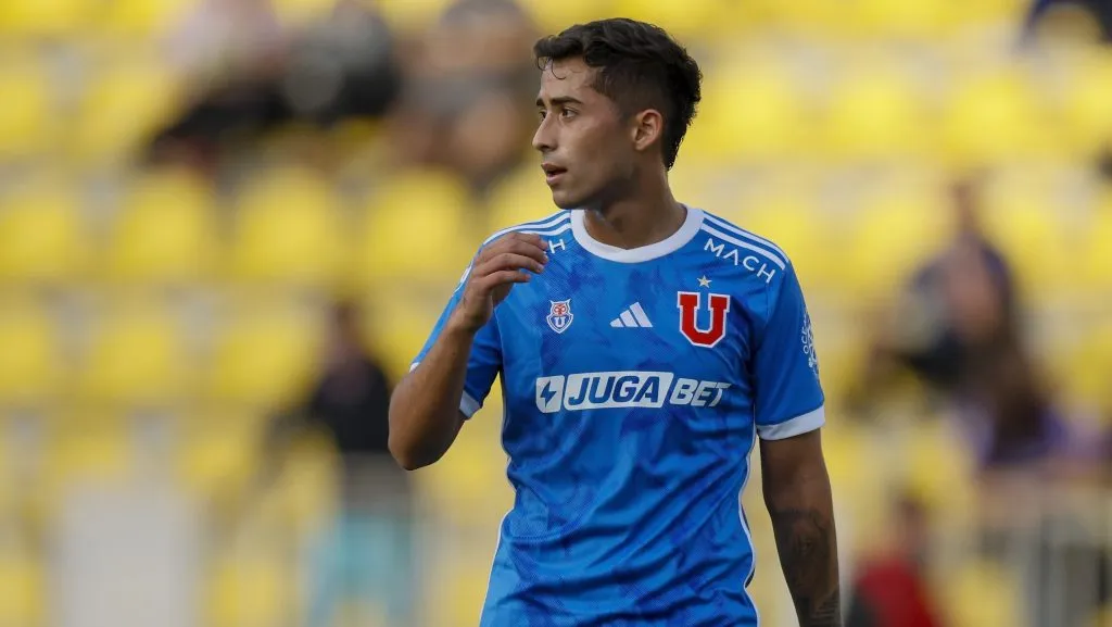 Lucas Assadi tiene una complicada tarea en la U en 2025 y algunos le piden irse para sumar minutos. Foto: Photosport.