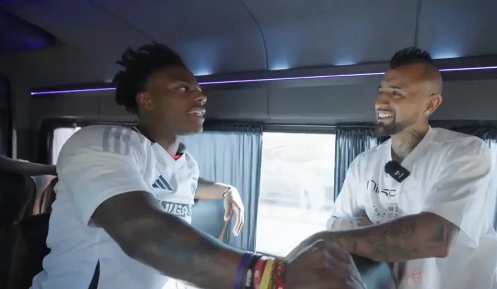 Vidal junto a Speed luego de regalarle la camiseta de Colo Colo