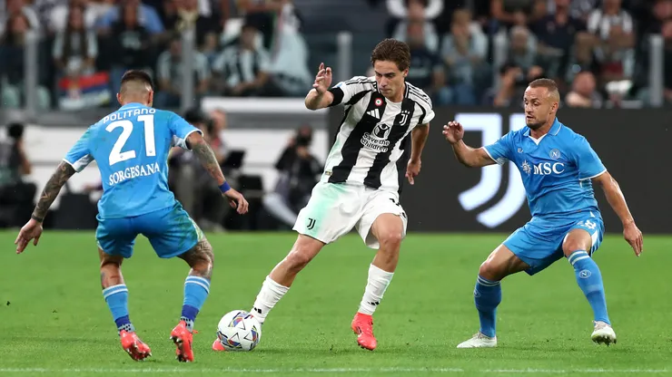 Kenan Yildiz controla el balón ante Matteo Politano y Stanislav Lobotka en el último Juventus vs Napoli.