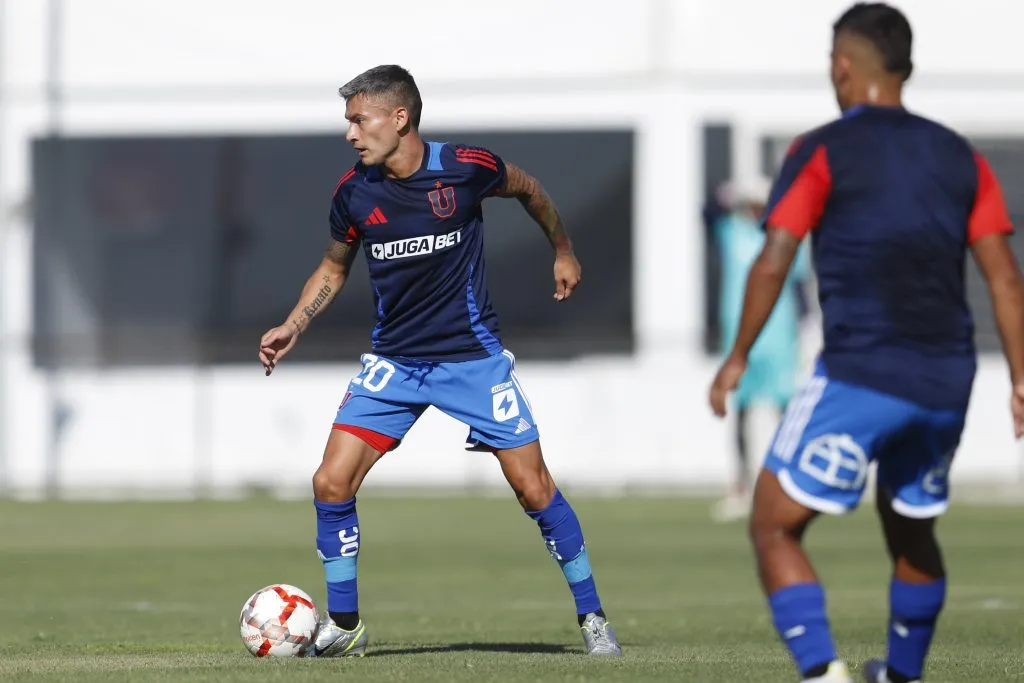 Charles Aránguiz volvió a jugar tras su lesión en este amistoso entre azules y tomateros. | Foto: Universidad de Chile. 
