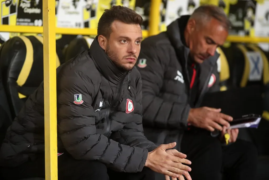 Martín Anselmi dirigiendo en Chile el 2022 a La Calera